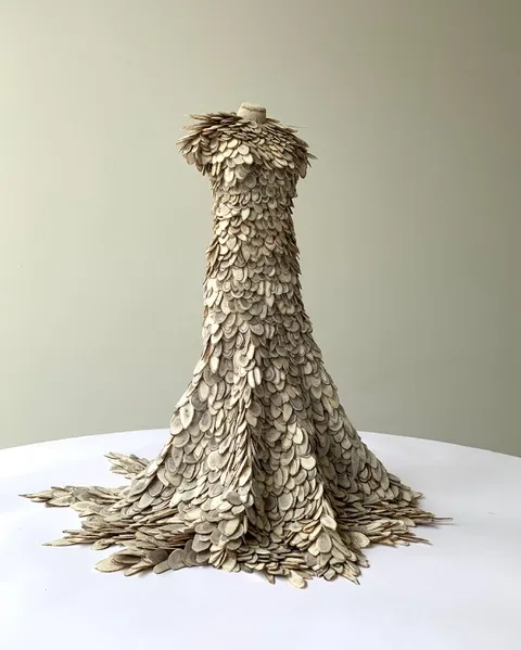 hart 2021

sliced deer antler tips on miniature mannequin form