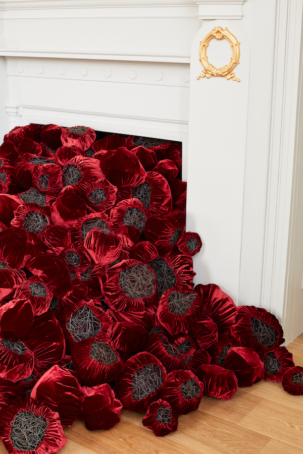 Site Specific Installation

St Albans Museum and Art Gallery  2018

silk velvet, raw black wire